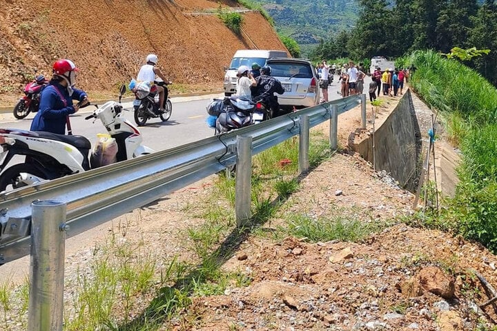 Ô tô lao xuống vực bốc cháy, 2 người thương vong ở Hà Giang- Ảnh 1.