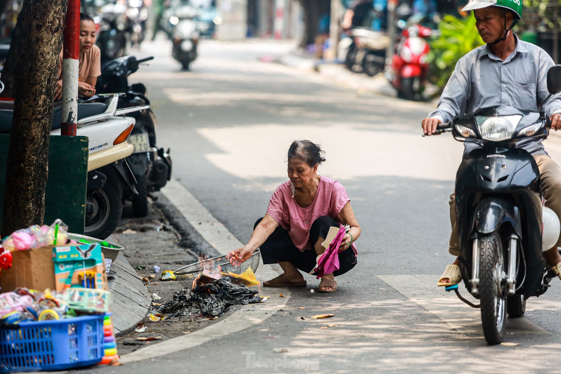 Phố cổ Hà Thành đỏ lửa, nghi ngút khói đốt vàng mã cúng Rằm tháng bảy- Ảnh 14.