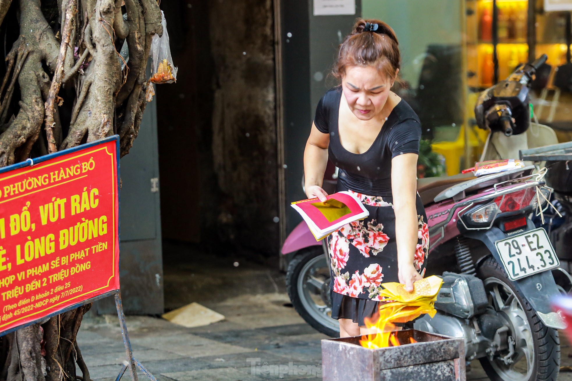 Phố cổ Hà Thành đỏ lửa, nghi ngút khói đốt vàng mã cúng Rằm tháng bảy- Ảnh 15.