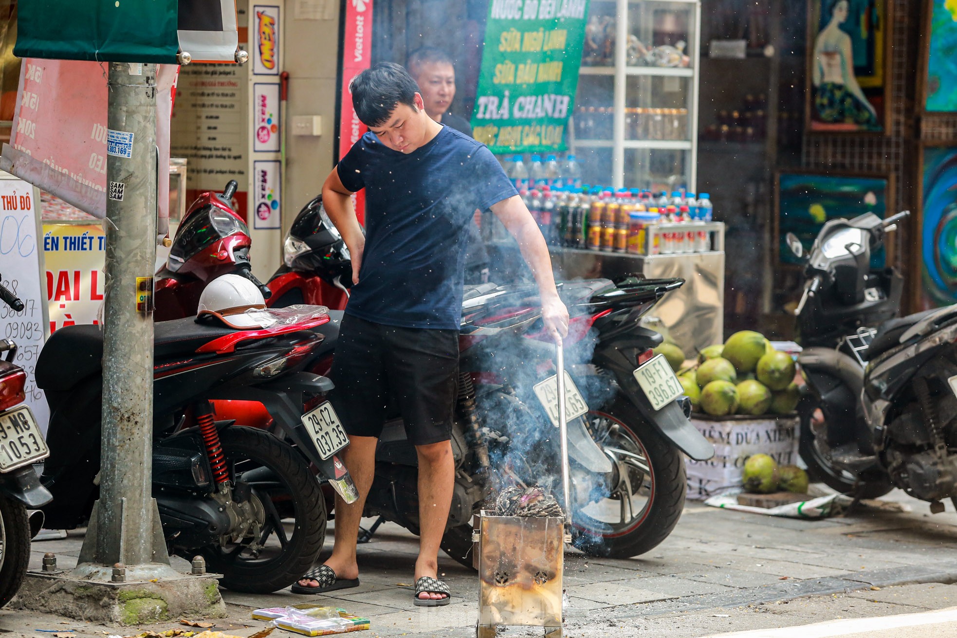 Phố cổ Hà Thành đỏ lửa, nghi ngút khói đốt vàng mã cúng Rằm tháng bảy- Ảnh 17.