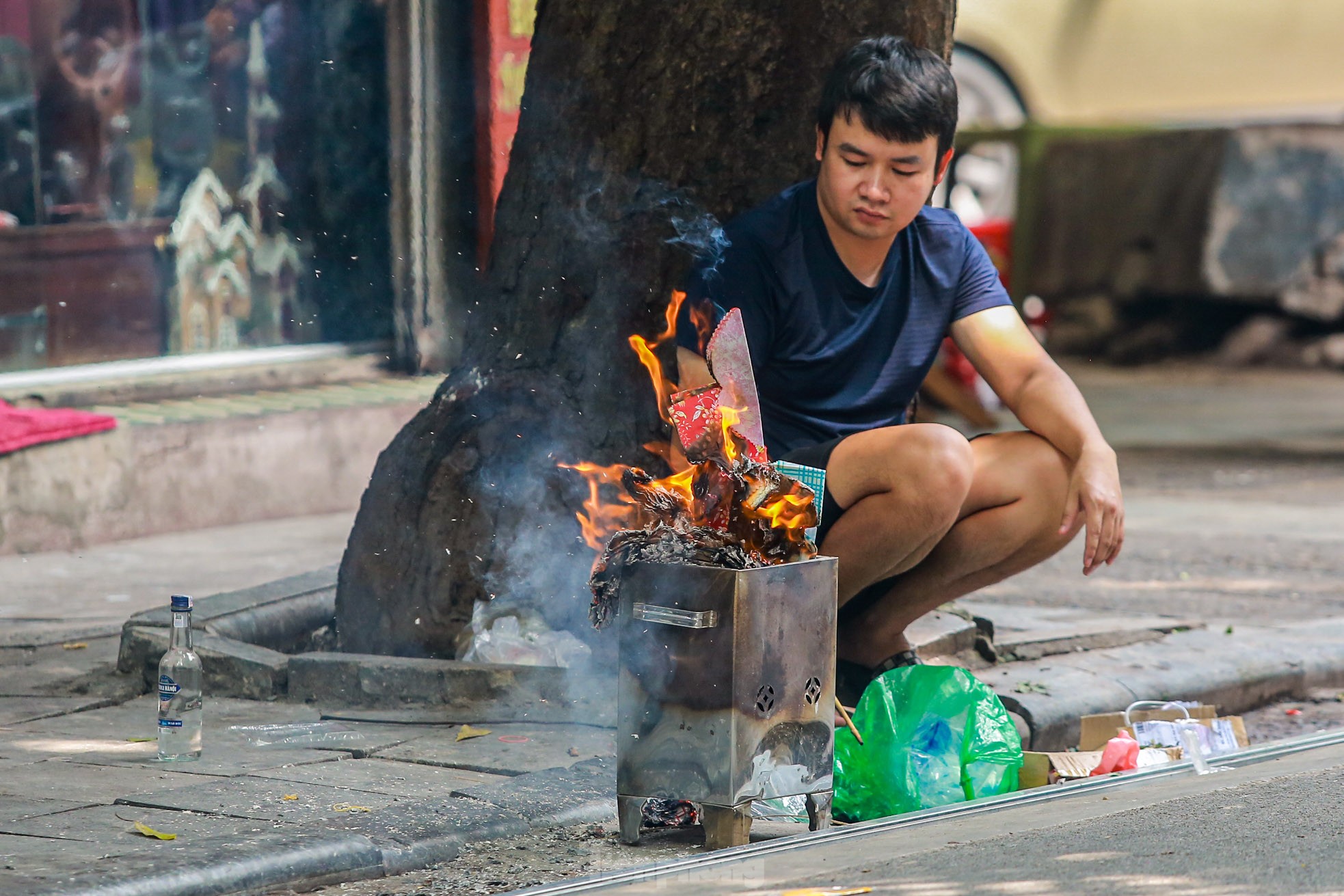 Phố cổ Hà Thành đỏ lửa, nghi ngút khói đốt vàng mã cúng Rằm tháng bảy- Ảnh 7.