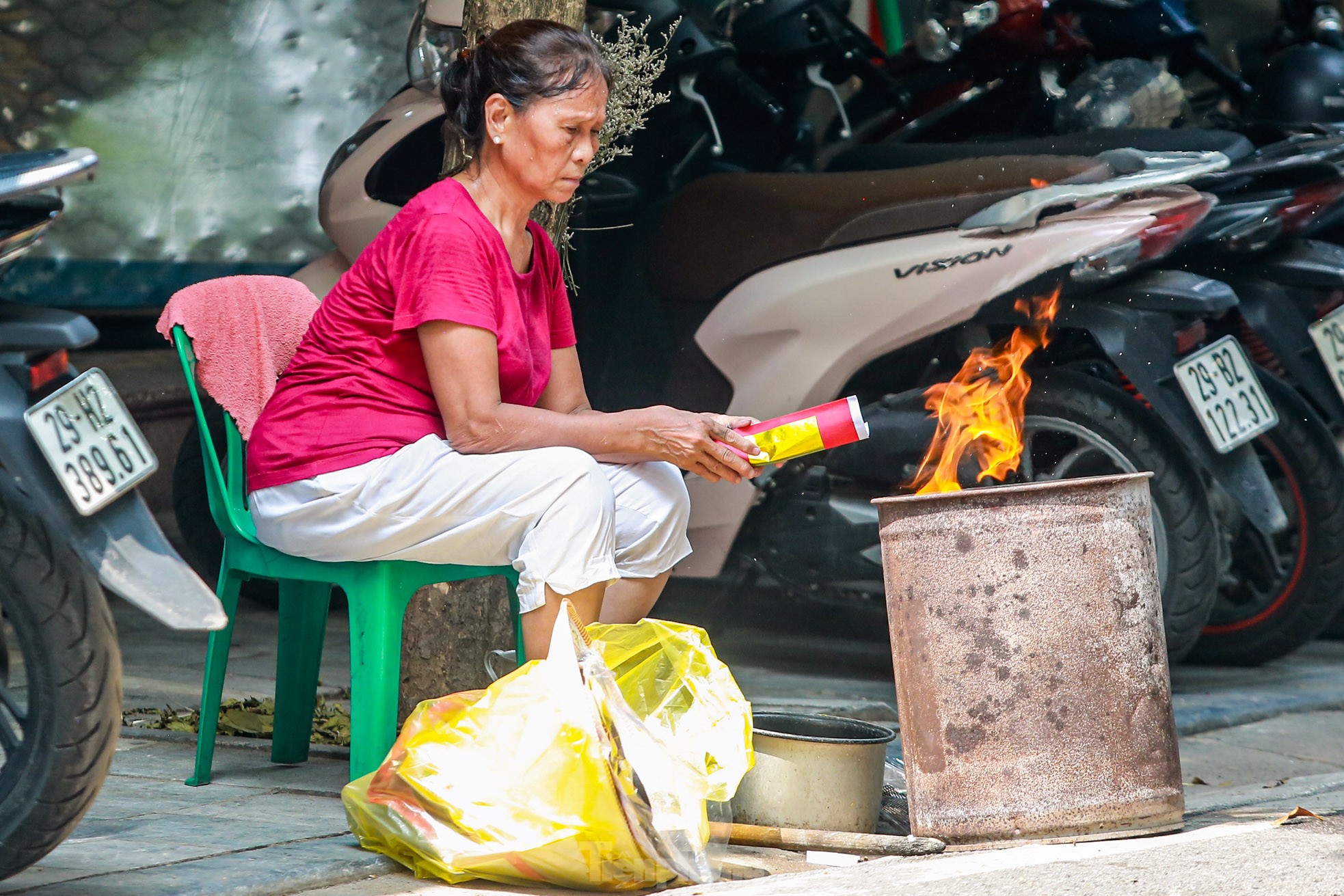 Phố cổ Hà Thành đỏ lửa, nghi ngút khói đốt vàng mã cúng Rằm tháng bảy- Ảnh 9.